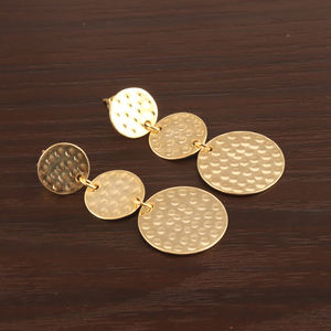 Pendientes de diseño de martillo personal delicado, pendientes de metal de Latón chapado en oro de 24k, hechos a medida, colgantes de gota hechos a mano de peso ligero - Product Image 5