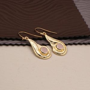 ต่างหูแบบห้อยรูปตะขอหินควอตซ์สีชมพูเครื่องประดับทองเหลืองชุบทองทำมือสำหรับผู้หญิง - Product Image 3