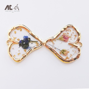 Colgante de Resina Acrílica Transparente con Flores Secas y Forma de Corazón - Product Image 4