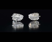 Anting-anting wanita model daun klasik berlapis perak, bertahtakan Cubic Zirconia dengan setting bezel perak Sterling 925 dari Sameer Art Craft.