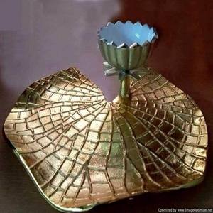 Support à gâteau en résine époxy plaqué or, design en forme de feuille de lotus, pour cupcakes, biscuits et autres friandises - Product Image 2