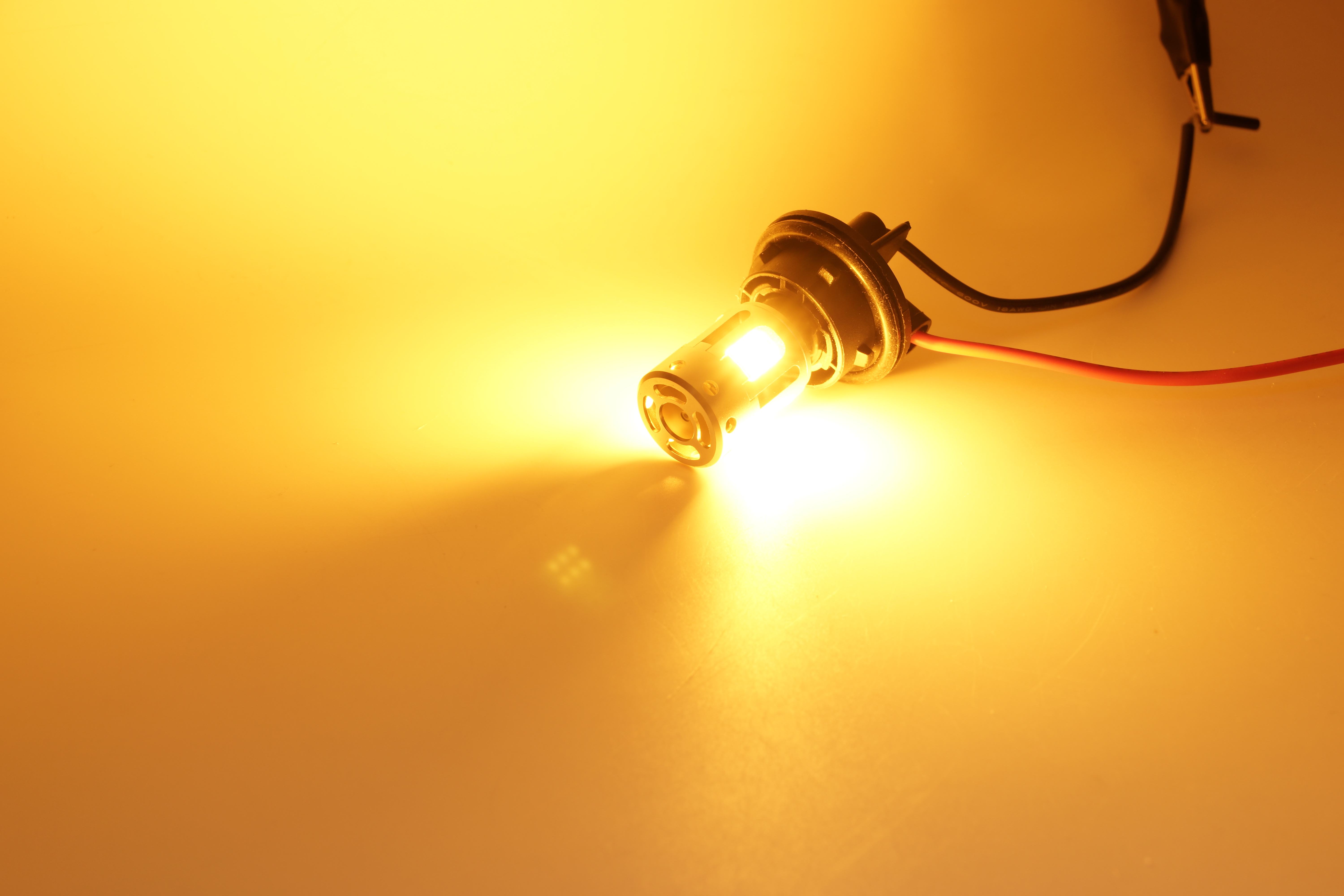 สีเหลืองอำพัน