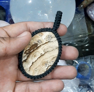 Colgante de cabujón de jaspe septariano, colgante en forma de pera con colgante de macramé de hilo negro para joyería de uso diario - Product Image 2