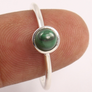 แหวนเงินธรรมชาติมาพร้อมกับอัญมณีมรกตสีเขียวตัดทรงกลม6มม. 925เงินสเตอลิงของขวัญสำหรับผู้หญิงเป็นของขวัญวันครบรอบแต่งงานของเธอ - Product Image 2