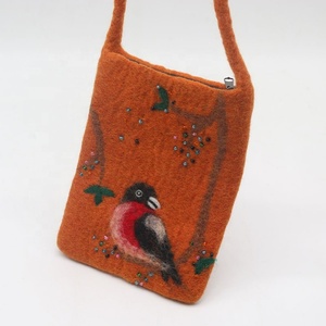 Bolso de Fieltro, Bolsos para Damas, Fácil de Llevar, Hecho a Mano con Fieltro por Mujeres Artesanas Talentosas de Nepal, Lana de Nueva Zelanda Ecológica - Product Image 6