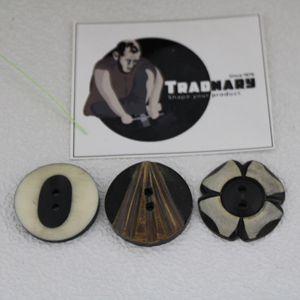 Botones de cuerno de búfalo hechos a mano blanco y negro marrón con diseños circulares y florales tallados para decoración de ropa - Product Image 1