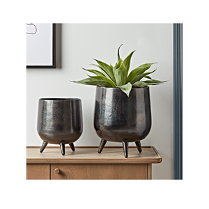 Maceta de flores de mesa con acabado negro de aluminio con patas, florero y maceta modernos decorativos para el suelo del hogar - Product Image 1