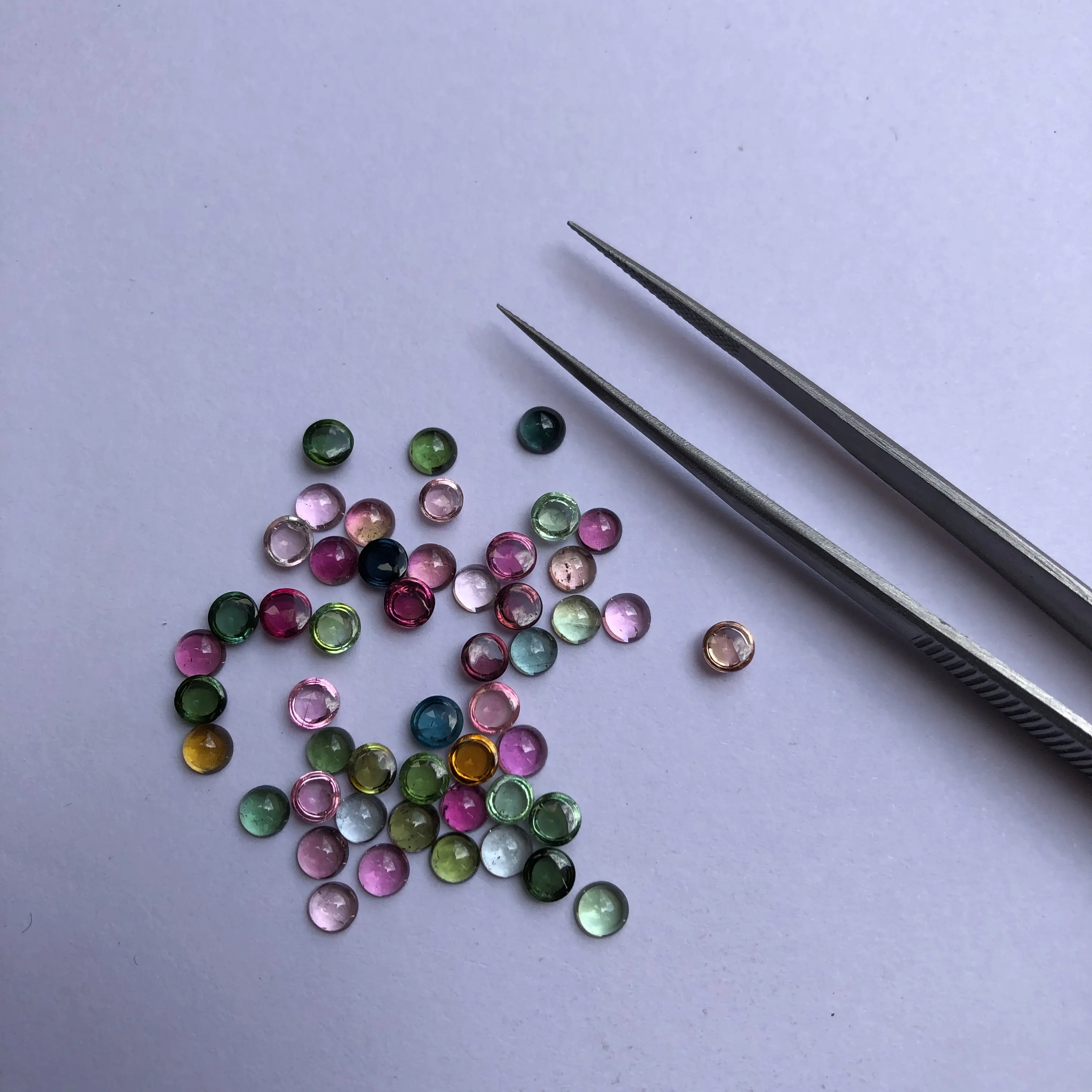 Fournisseur de cabochons calibrés en vrac à dos plat rond en tourmaline naturelle de 4mm au prix de gros pierres pour sertissage de bijoux