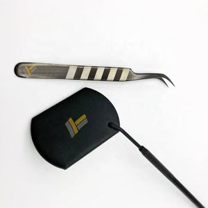 Pince à cils inclinée plasma noire rayée en acier inoxydable durable avec logo personnalisé pince à épiler à extension forte et incurvée pointue - Product Image 5