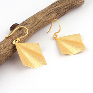 Boucle d'oreille pendante en or mat pour femme, bijoux fantaisiste, plaqué or, finition brossée, cadeau idéal, livraison gratuite - Product Image 4