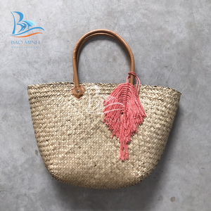 Sac fourre-tout en jonc de mer élégant à poignée unique pour femme avec doublure intérieure en coton et détail de pompon - Product Image 3