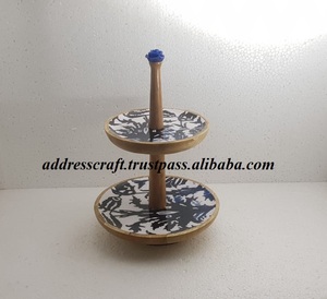 Prix de gros support à gâteau en bois naturel assiettes à gâteau avec outils à gâteau en émail ustensiles de cuisson pour les événements de mariage restaurant fête utilisée - Product Image 2