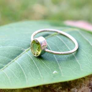 Anillo de piedras preciosas hecho a mano de Plata de Ley 925 al por mayor buena calidad peridoto verde estilo clásico certificado IGI para fiestas - Product Image 4
