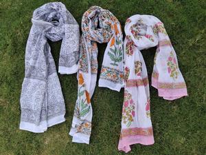 Écharpe en pur coton, bloc pour les mains, tissu imprimé à fleurs, - Product Image 2