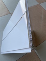 Paneles de PVC de Alta Calidad con Ranuras Centrales Cromadas Blancas Brillantes, Lámina de Estampado en Caliente para Techos Falsos en Nigeria