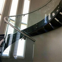 Pièces d'escalier a courbé des escaliers avec la balustrade en verre