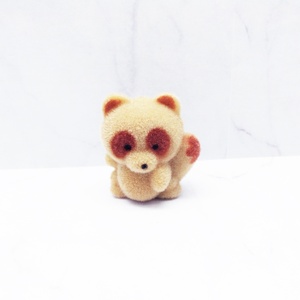 Mapache flocado en miniatura de 1 pulgada de alto para decoración de casa de muñecas - Product Image 1