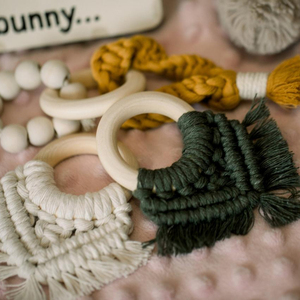 Macrame juguete del Bebé/mordedores cuentas y flecos - Product Image 1