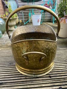 Cubo de carbón de metal martillado en acabado recubierto de polvo negro mate con diseño resistente perfecto para el almacenamiento de chimenea interior - Product Image 4