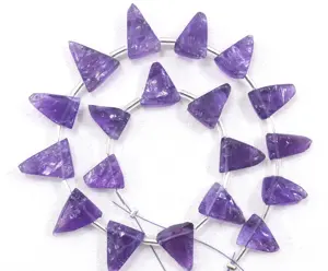 Améthyste bleue naturelle brute coupée à la main non traitée en forme de triangle pierre précieuse géométrique en gros de haute qualité - Product Image 1