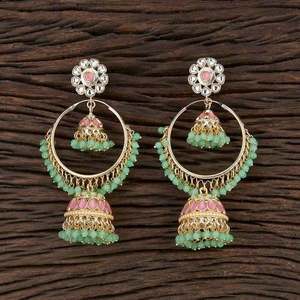 Jhumkis del Indo occidental, diseño hecho a mano con chapado en oro, 104729 de joyas Kanhai al mejor precio - Product Image 2