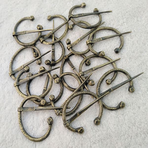 Broche en cuivre forgé unique en forme de fer à cheval viking artisanal pour ceinture pour femmes, broche en bronze de Finlande - Product Image 3