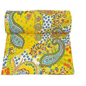 Manta de edredón Kantha ligera Reversible hecha a mano, técnica de retazos con relleno de lana, costura a mano - Product Image 4