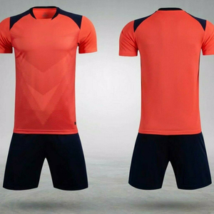 ชุดเสื้อฟุตบอลคุณภาพสูงสำหรับวิทยาลัย ขายส่งแบบ OEM พร้อมบริการสั่งทำพิเศษ แห้งเร็ว พิมพ์ลายด้วยเทคนิคดิจิตอลซับลิเมชั่น วัสดุสั่งทำพิเศษ - Product Image 1