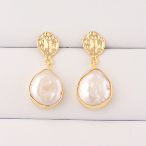 Pendiente de estilo vintage con forma irregular natural, pendiente de gota de Perla Barroca blanca, pendientes de regalo de dama de honor chapados en oro de latón - Product Image 5
