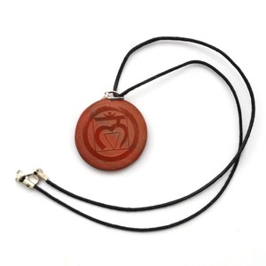 Obtenga una buena calidad de colgantes con símbolo de Lam de jaspe rojo: colgantes con símbolo de Lam de jaspe rojo a la venta Colgante de Piedra curativa grabada - Product Image 1