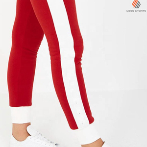 Ensemble de survêtement rouge à capuche pour femme avec bandes latérales blanches, manches longues, coupe ajustée, longueur cheville, tenue sportive tricotée deux pièces - Product Image 2