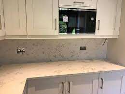 Grandes dalles de quartz de carrare nuageux de style design industriel Pierre artificielle de haute qualité - Product Image 2