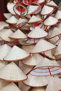 Chapeau conique vietnamien en feuille de palmier naturelle, Non La, fait main, chapeau culturel traditionnel pour souvenir, vente en gros, fournisseur Vietnamien - Product Image 2