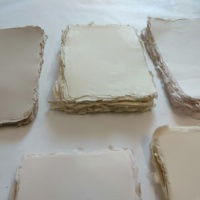 Papier mécanique fait main A5 à bords festonnés, papier brûlé, couleur beige blanc, 29x21 cm, prix de gros à bas prix, papier non coupé à bords festonnés
