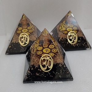 Vente en gros de pyramide d'orgone de tourmaline noire pierre précieuse d'agate naturelle avec symbole Om pyramide de cristal de chakra de style Feng Shui à vendre - Product Image 5