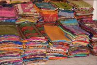 Tissu de sari vintage indien en crêpe de soie recyclée pour la confection de robes de nuit maxi kimono kaftan pour femmes et filles
