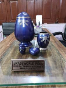 BRASSWORLD INDIA Urna de cremación azul Todos los tamaños Urna de latón con flor grabada para uso adulto Juego de 5 suministros funerarios - Product Image 2