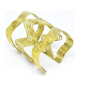 Bracelet manchette en métal plaqué or, design floral, large, poli, en acier inoxydable, pour toutes les saisons, pour fille. - Product Image 3