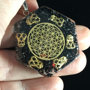 Dernière vente en gros de haute qualité tourmaline noire naturelle pierre précieuse Orgone pendentif Feng Shui fait à la main forme hexagonale cadeau d'affaires - Product Image 1