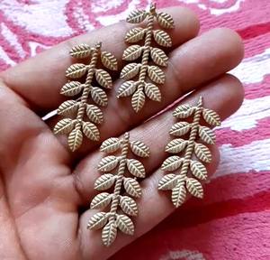 Vente en gros de lots de métal en forme de feuille en laiton plaqué or pour composants de bijoux pendentif à breloque - Product Image 1