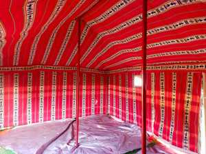 Tienda de lona negra a rayas para acampar en el desierto - Product Image 3