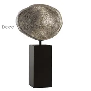 Sculpture en métal argenté, base noire, objet décoratif en argent - Product Image 1