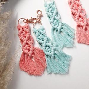 Llavero de macramé hecho a mano Bliss - colores primaverales - coral/menta - Product Image 1