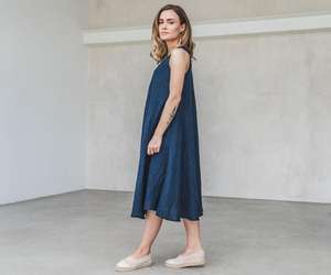 La conception polyvalente de notre robe courte sans manches à col en V permet un style sans fin robe en lin bleu foncé sans manches pour femmes - Product Image 3