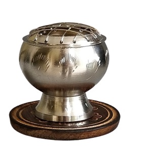 Quemador de incienso Kalavastu de resina, hecho de latón con acabado tallado, decoración artesanal para el hogar, aromatizador de ambiente Lobandaan. - Product Image 3