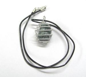 Colgante de envoltura de piedra caída de Aventurina verde Artesanía de piedra semipreciosa - Product Image 1