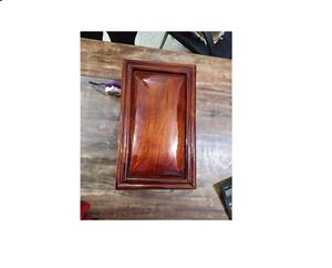 Urna de cremación superior de madera de estilo americano antiguo de Brassworld India Funeral Supplies - Product Image 1