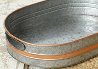 Plateau antique en zinc galvanisé avec poignée découpée et bandes design en cuivre pour la décoration intérieure de luxe