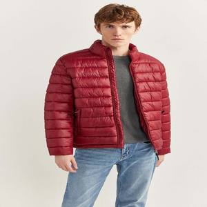 Chaqueta acolchada cálida de fabricación pakistaní, chaquetas acolchadas para hombre con cuello levantado de manga larga de color granate con diseño personalizado - Product Image 2