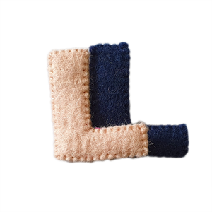 Alphabet en feutre de laine fait à la main «L» différentes formes tailles personnalisables bricolage décorations de noël directement du népal dans des sacs emballés - Product Image 1